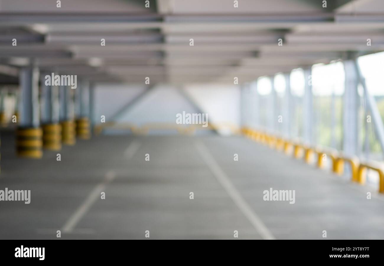 Immagine sfocata di un garage vuoto. Riduzione della vista prospettica dell'interno di un garage vuoto. Foto Stock
