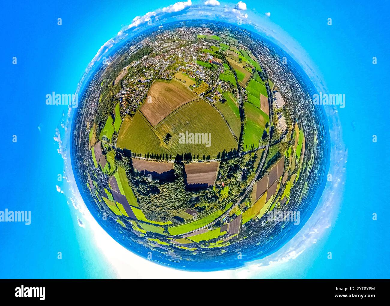 Vista aerea, Emscher Landscape Park corridoio verde, Buckenstraße angolo Lünener Straße, prati e campi e Maiwald, globo, immagine fisheye, 360 gradi Foto Stock