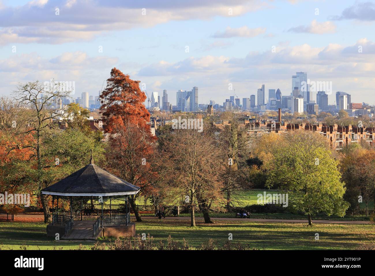 Vista della città da Parliament Hill Fields su Hampstead Heath al sole autunnale, a nord di Londra, Regno Unito Foto Stock