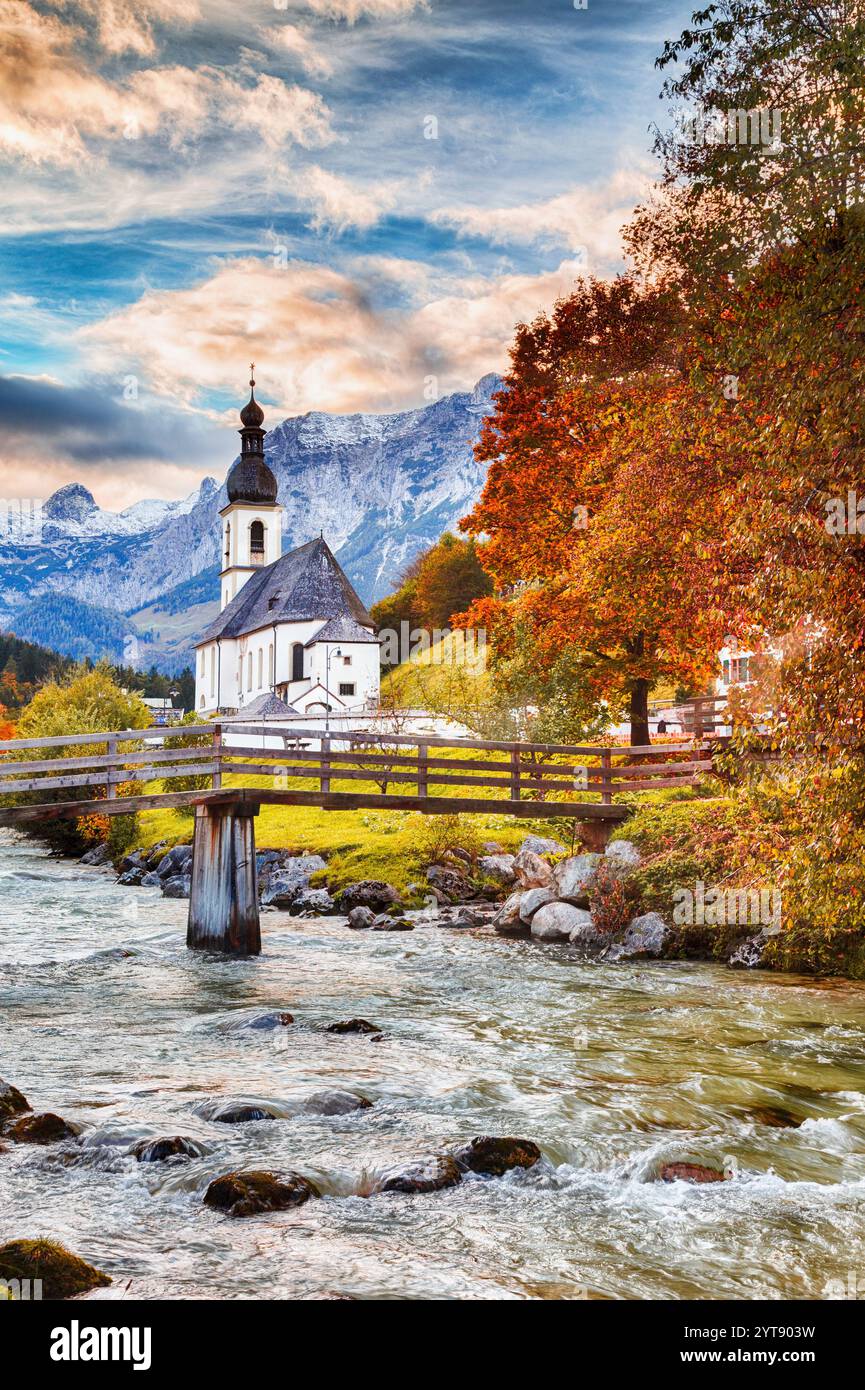 Chiesa di San Sebastiano in caduta a Ramsau nella Terra di Berchtesgadener, Baviera, Germania. Foto Stock