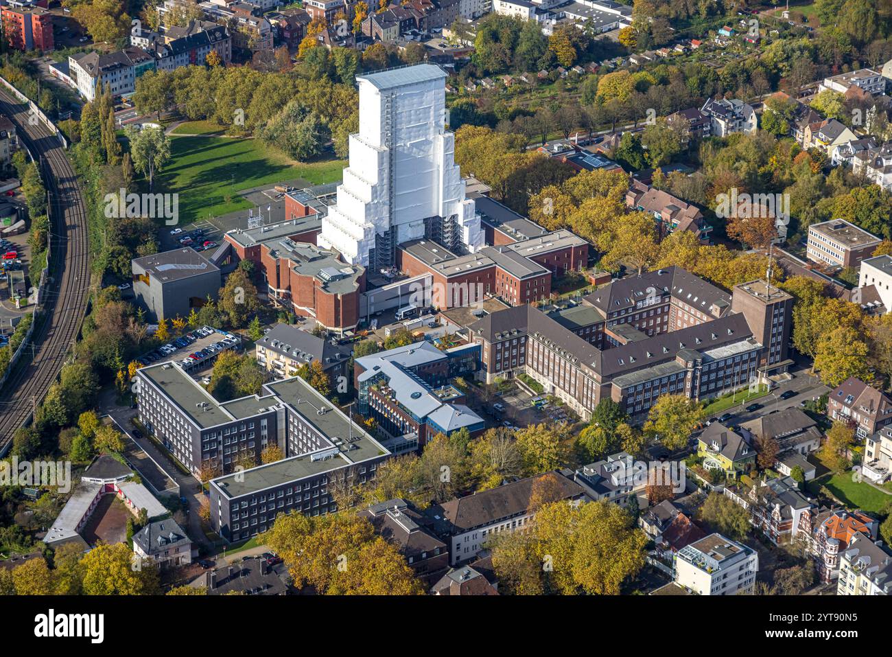 Vista aerea, museo minerario tedesco di Bochum con cantiere e ristrutturazione della torre tortuosa coperta, punto di riferimento e vista, testa della polizia edile Foto Stock