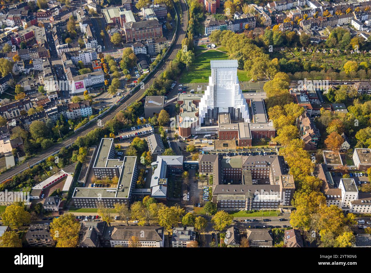 Vista aerea, museo minerario tedesco di Bochum con cantiere e ristrutturazione della torre tortuosa coperta, punto di riferimento e vista, testa della polizia edile Foto Stock