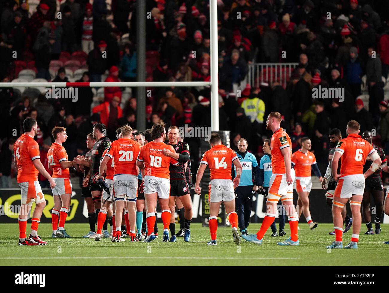 I giocatori di Gloucester e Edinburgh reagiscono dopo la partita della Challenge Cup al Kingsholm Stadium di Gloucester. Data foto: Venerdì 6 dicembre 2024. Foto Stock