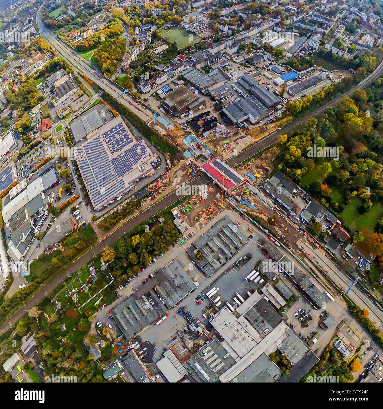 Veduta aerea, chiusura completa dell'autostrada A40 in occasione della costruzione del ponte e della costruzione del ponte Schlachthofbrücke sopra i binari ferroviari del Foto Stock