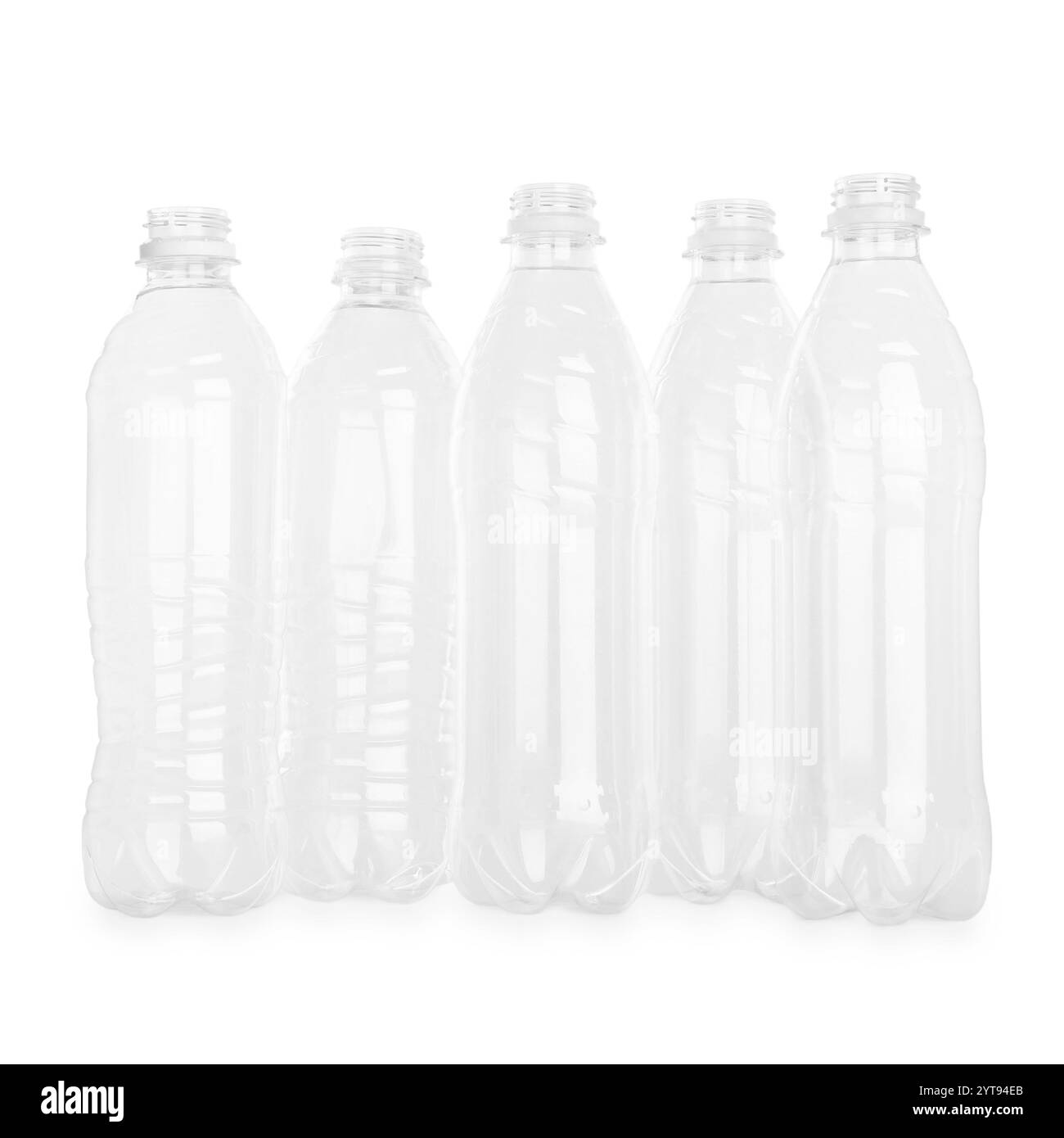 Molti flaconi di plastica vuoti isolati su bianco Foto Stock