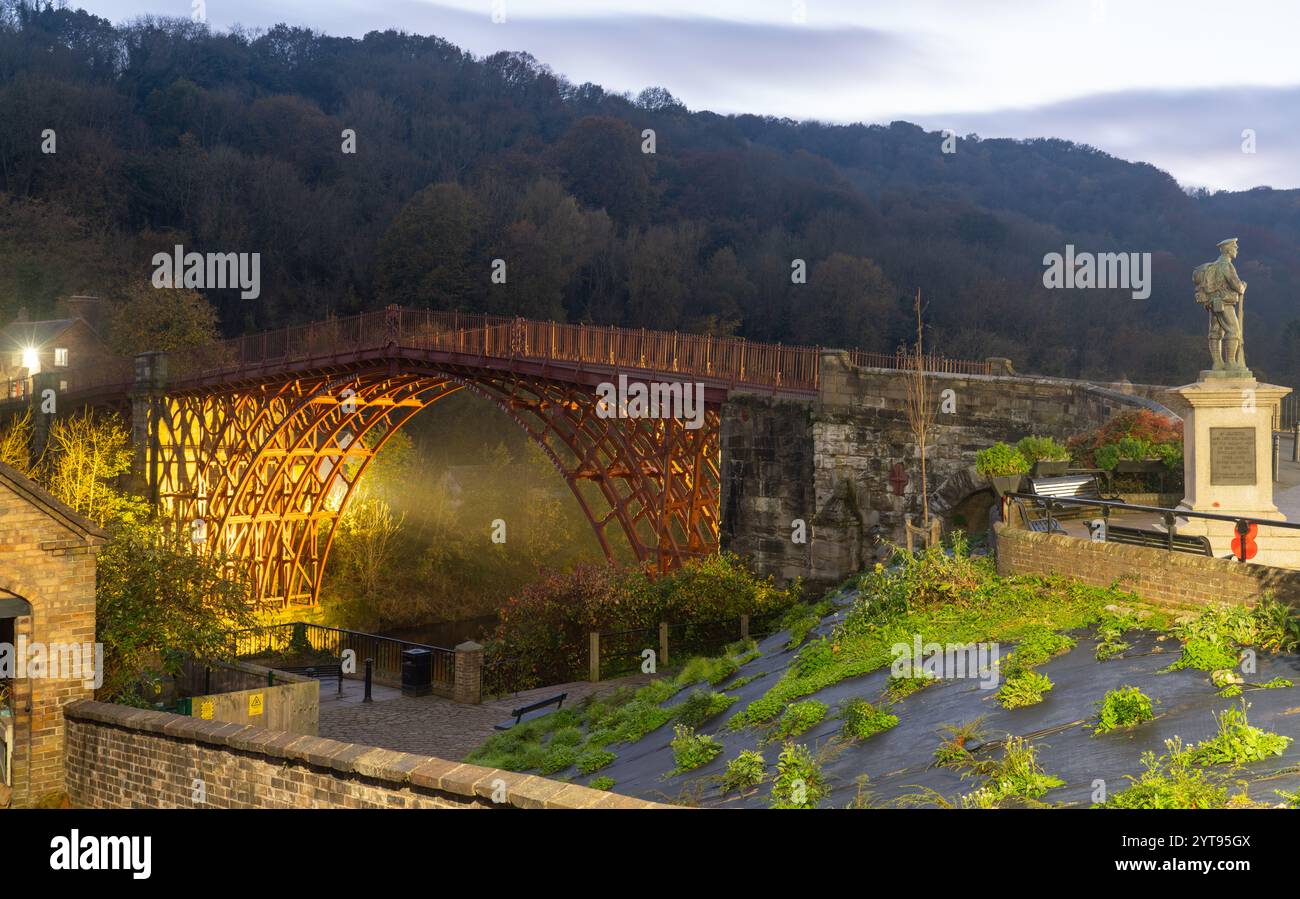 Il ponte a Ironbridge da cui il villaggio prende il nome, sul fiume Severn nello Shropshire. Anche il Village War Memorial, nella foto dell'ottobre 2024. Foto Stock