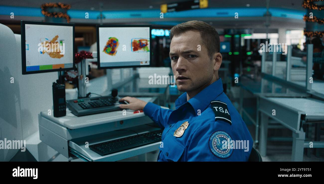 DATA DI RILASCIO: 13 dicembre 2024. TITOLO: Bagaglio a mano. STUDIO: Netflix. DIRETTORE: Jaume Collet-Serra. TRAMA: Un misterioso viaggiatore ricatta un giovane agente della TSA facendogli sfuggire un pericoloso pacchetto di sicurezza e su un volo il giorno di Natale. TARON EGERTON interpreta Ethan Kopek. (Immagine di credito: © Netflix/Entertainment Pictures/ZUMAPRESS.com) SOLO PER USO EDITORIALE! Non per USO commerciale! Foto Stock
