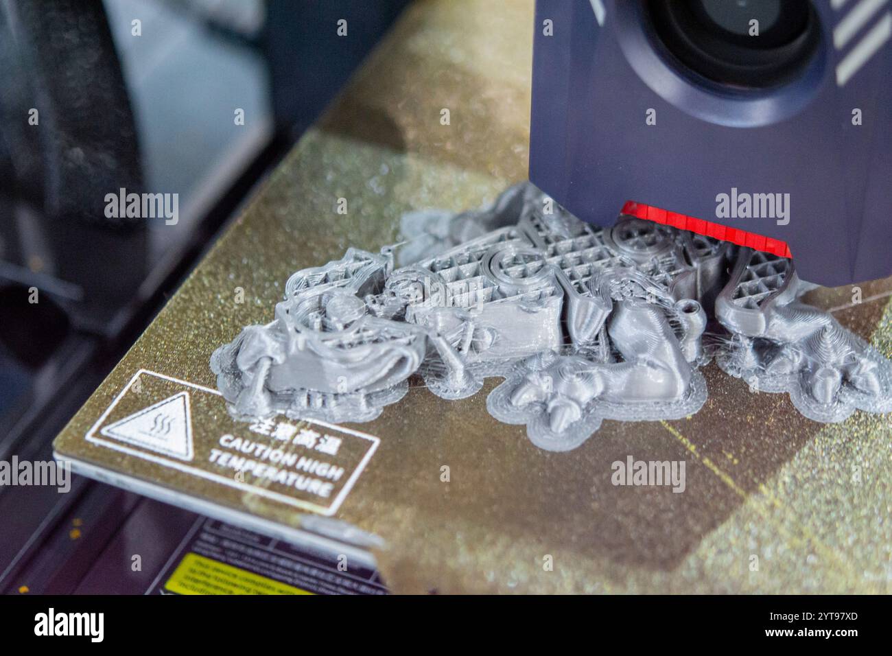 Processo di stampa su stampante 3D. Stampante 3D che crea un modello da primo piano in plastica fusa. La plastica fusa fluisce nell'estrusore e forma un oggetto volumetrico tridimensionale. Tecnologie additivi Foto Stock