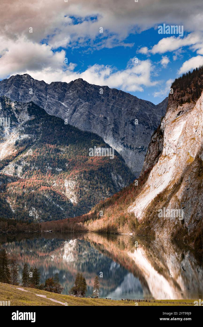 Obersee in Berchtesgadener Land, Baviera, Germania, con la facciata orientale di Watzmann sullo sfondo. Foto Stock