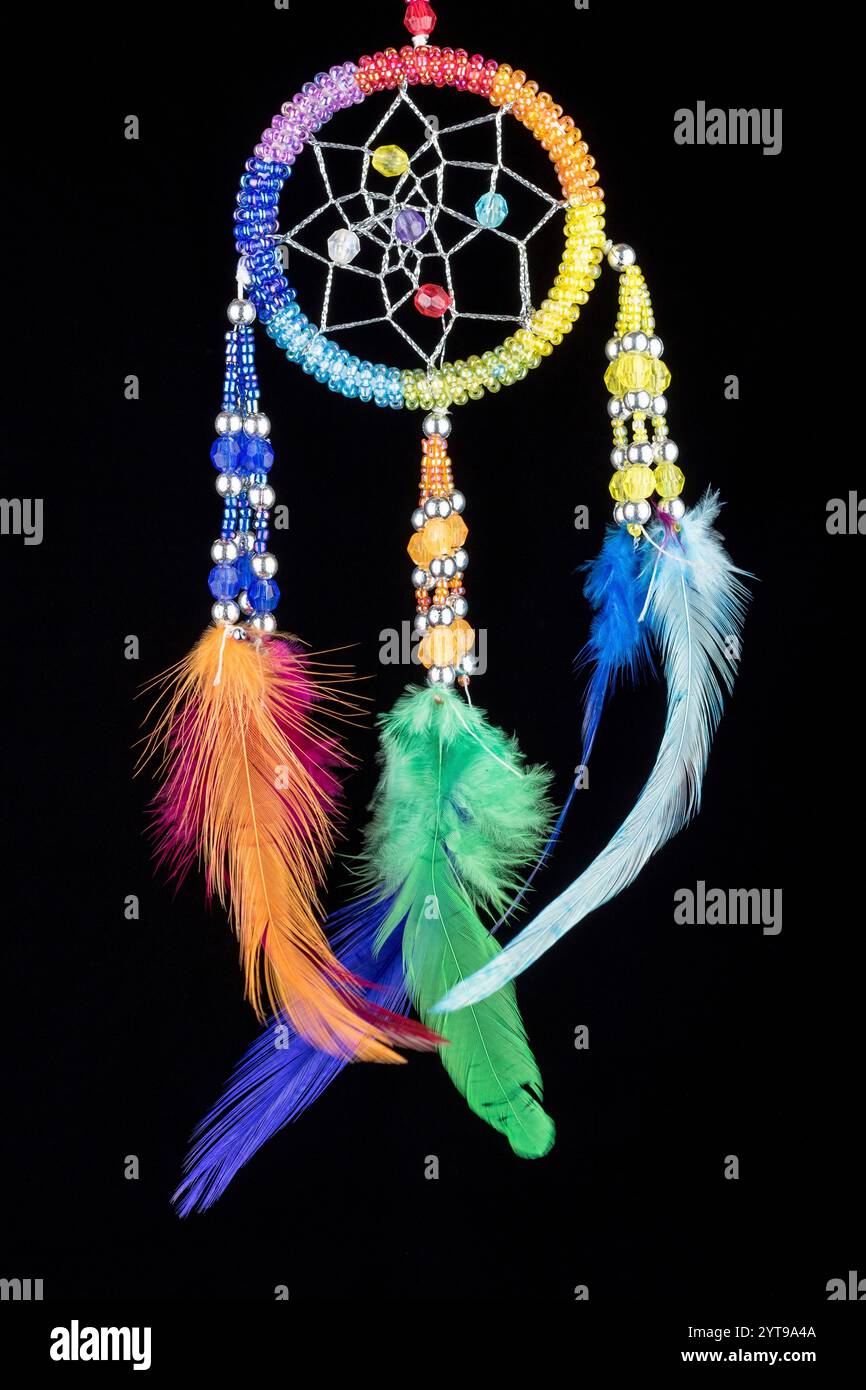 Sognatore con perline con piume colorate e perline su sfondo nero Foto Stock