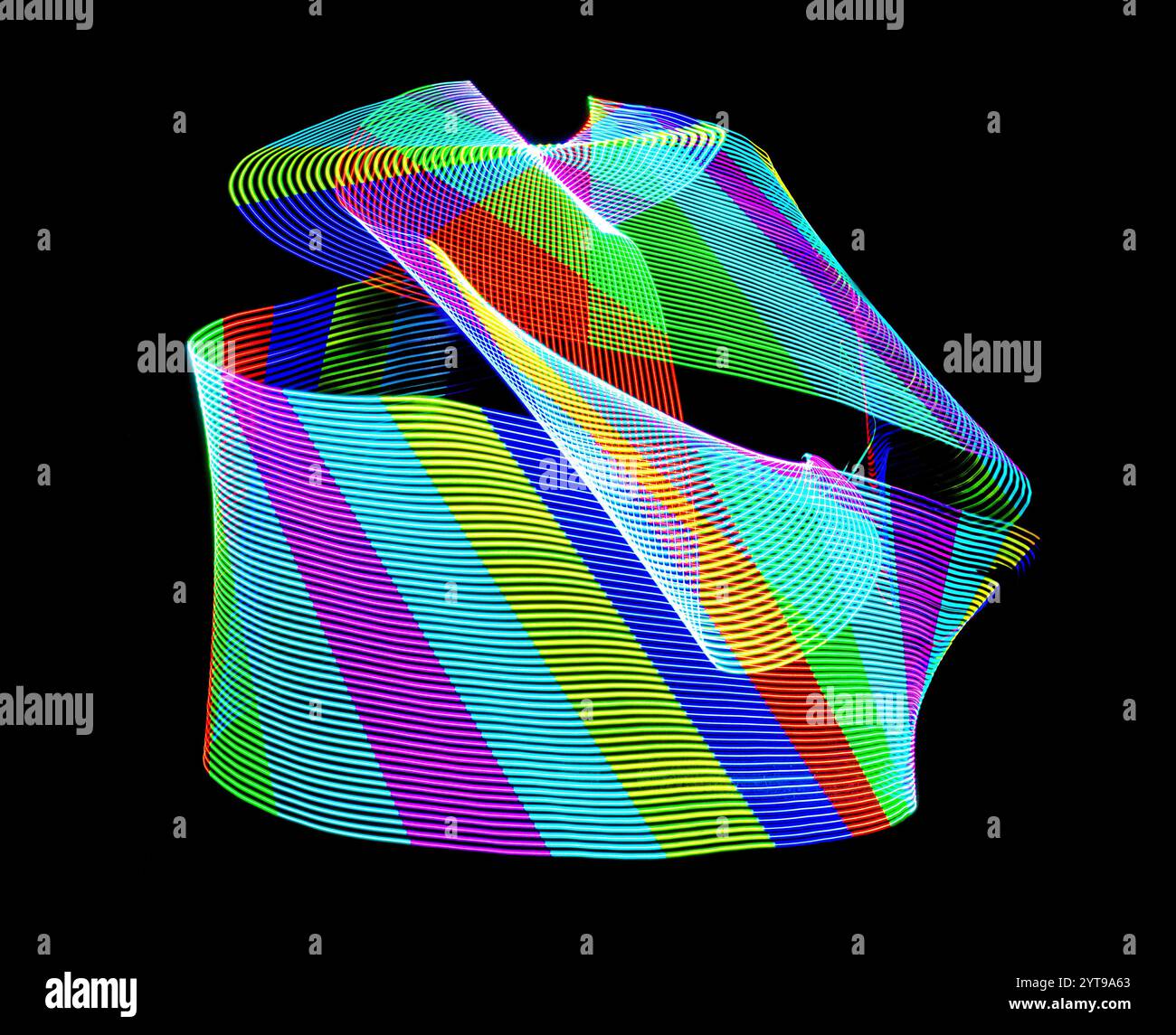 Struttura arrotondata astratta realizzata con pittura a luce colorata su sfondo nero Foto Stock