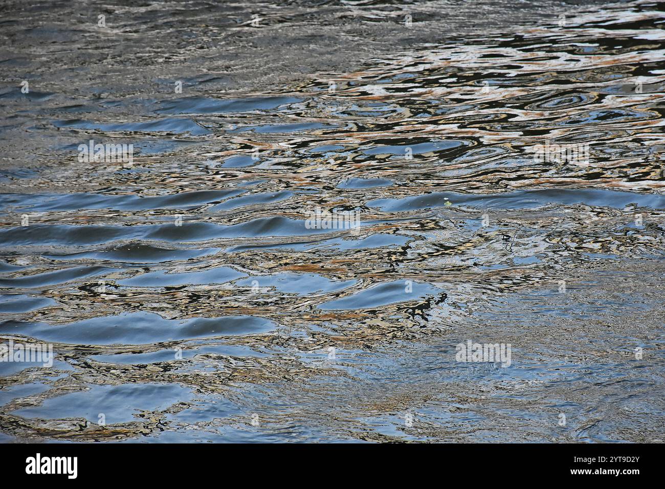 Natura astratta - riflessi e vortici sulla superficie d'acqua di un canale Foto Stock
