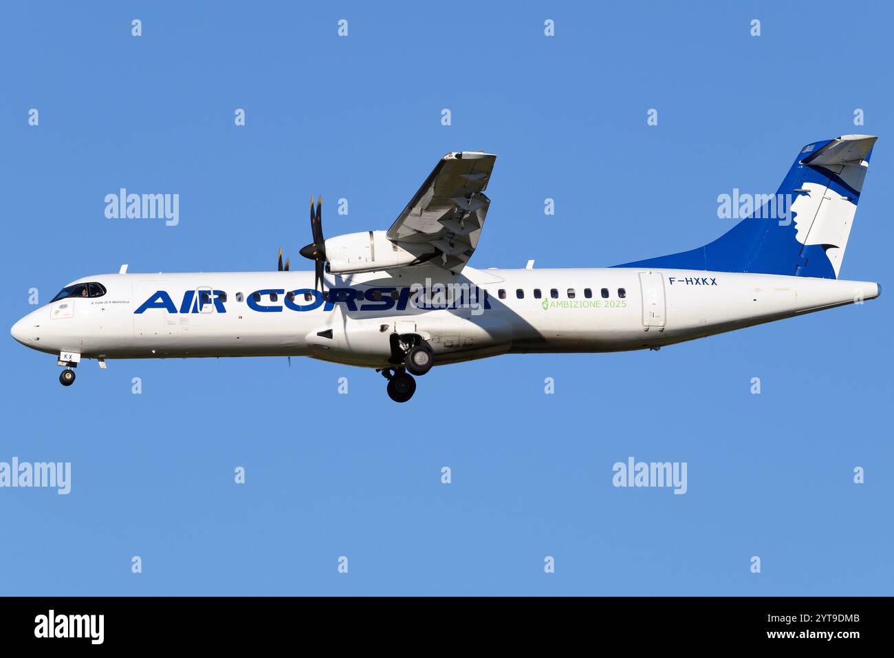 L'ATR 72 è uno degli ultimi aerei di linea con motori ad elica ancora in produzione. I jet hanno bisogno di piste più lunghe. Questa macchina è stata costruita nel 2024 Foto Stock