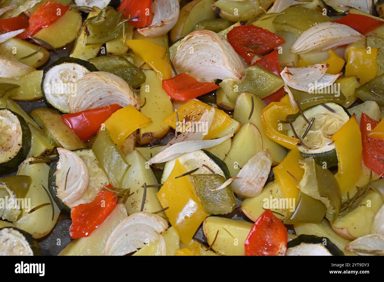 Verdure mediterranee preparate su un vassoio da forno Foto Stock