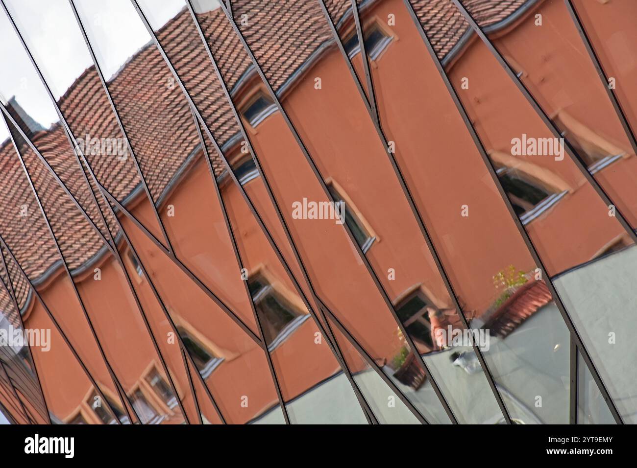 Una casa si riflette in una facciata fatta di blocchi di vetro Foto Stock