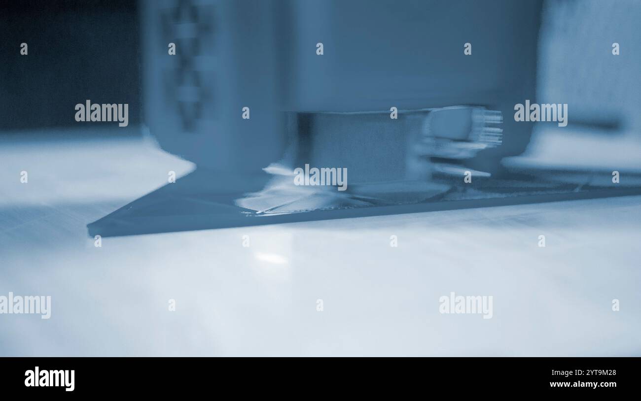 Processo di stampa su stampante 3D. Stampante 3D che crea un modello da primo piano in plastica fusa. La plastica fusa fluisce nell'estrusore e forma un oggetto volumetrico tridimensionale. Tecnologie additivi Foto Stock