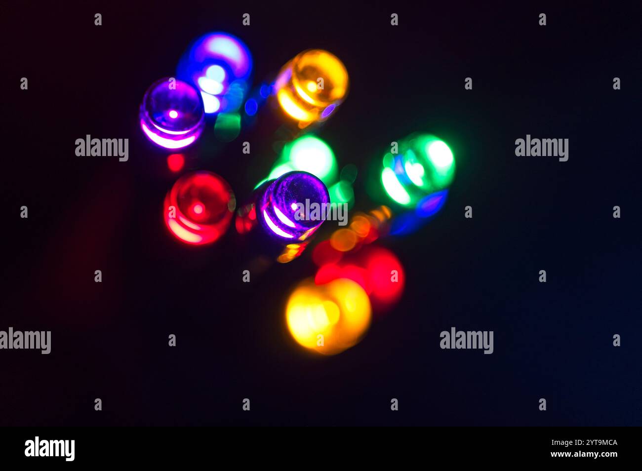Luci natalizie in primo piano sul nero Foto Stock
