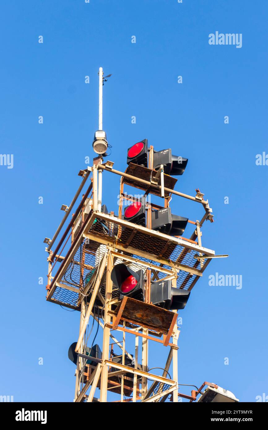 torretta di segnalazione delle luci di navigazione rosse contro un cielo azzurro e limpido, durante una giornata di sole. abbigliamento per il fiume del porto di sunderland roker Foto Stock