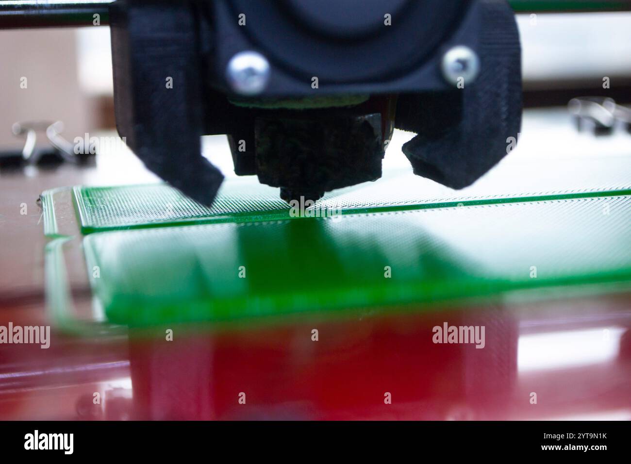 Processo di stampa su stampante 3D. Stampante 3D che crea un modello da primo piano in plastica fusa. La plastica fusa fluisce nell'estrusore e forma un oggetto volumetrico tridimensionale. Tecnologie additivi Foto Stock