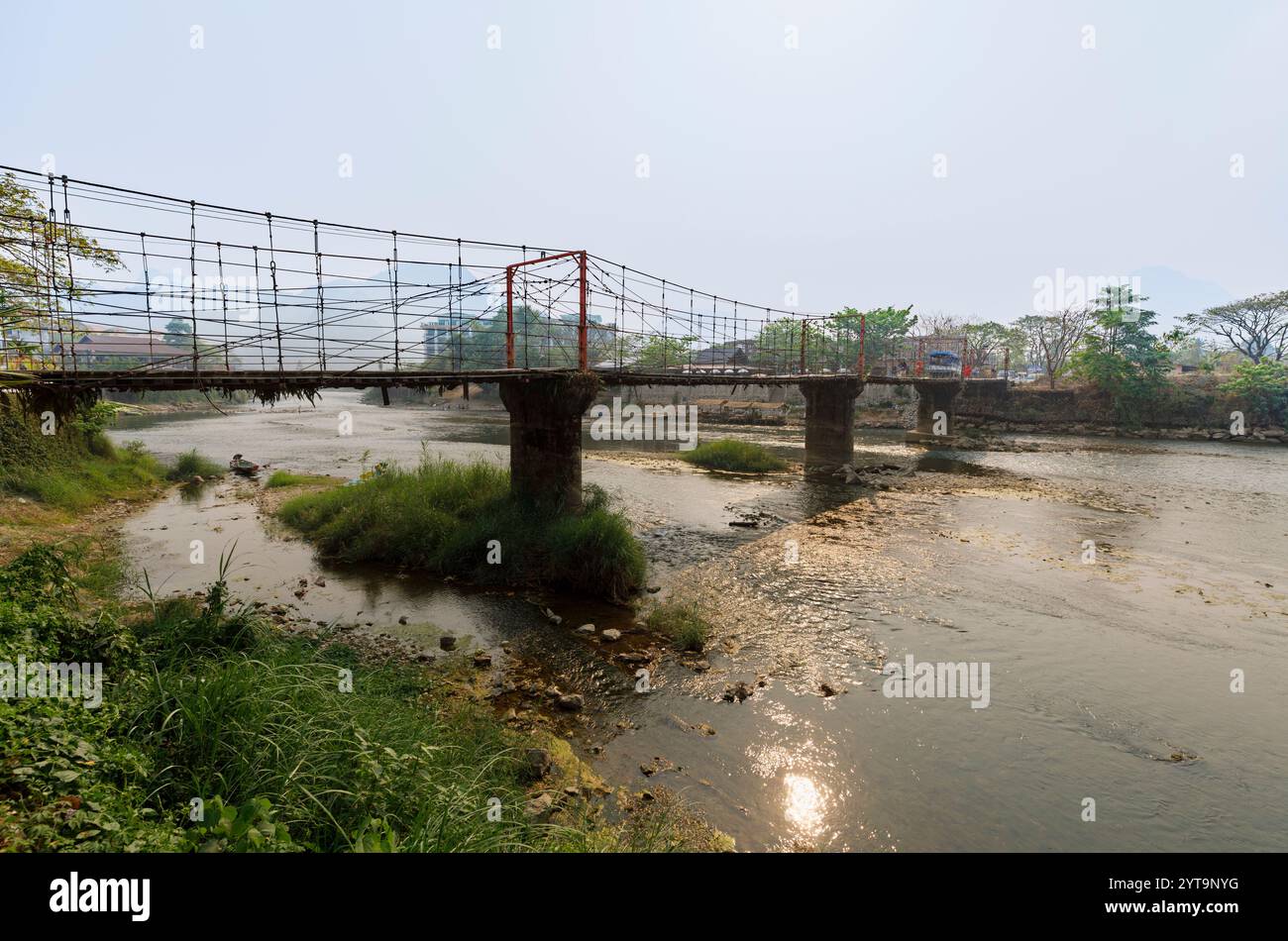 Namsong Bridge sul fiume Nam Song a Vang Vieng, Laos settentrionale, Asia sud-orientale al crepuscolo Foto Stock