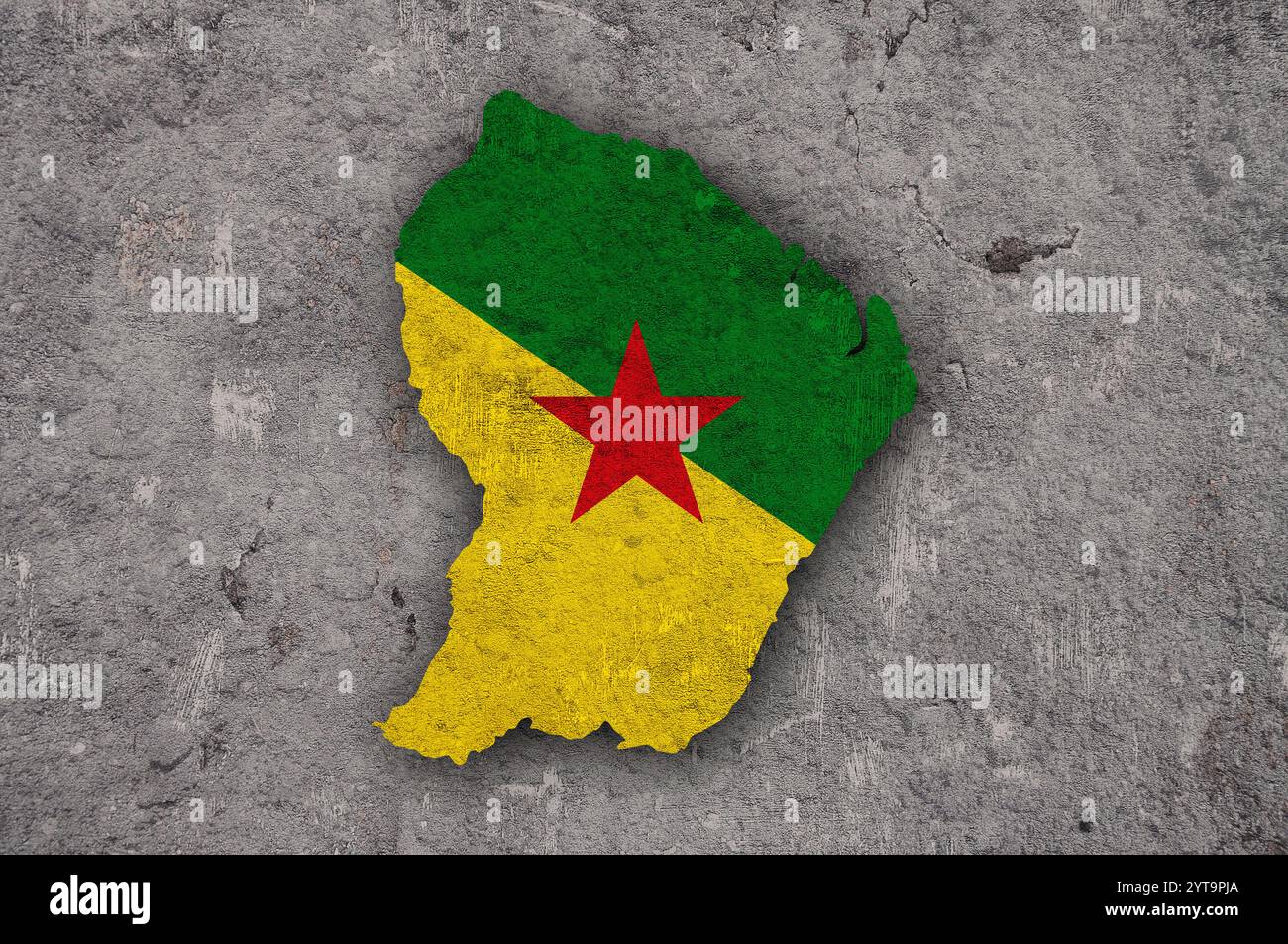 Mappa e bandiera della Guyana Francese su cemento intemperie Foto Stock