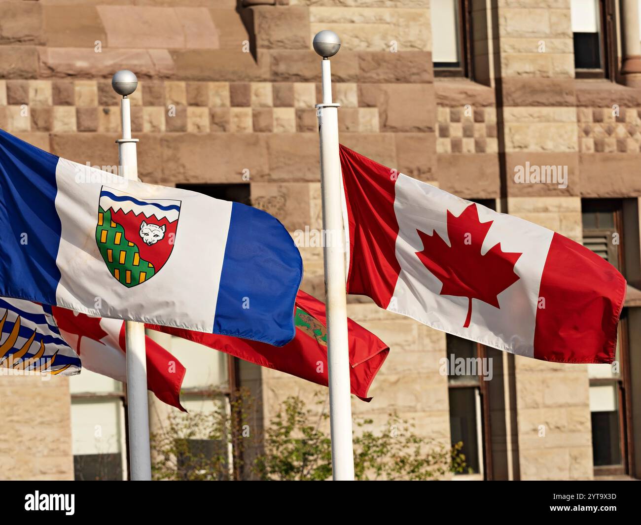 Toronto Canada / Canadian National Flag e North West Territories Flag vicino al municipio di Toronto, nel centro di Toronto. Foto Stock