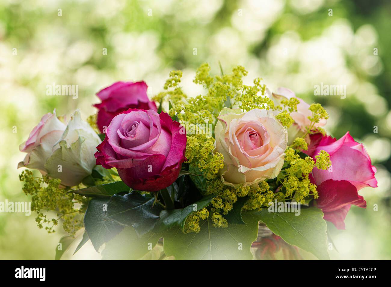 Piccolo bouquet di fiori con rose Foto Stock