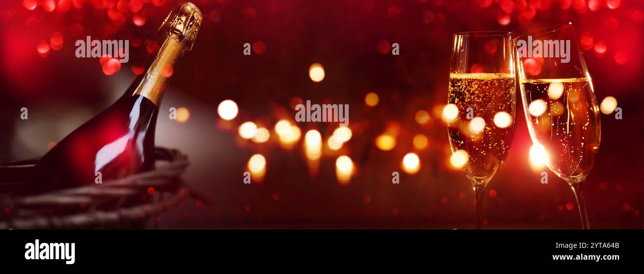 Champagne davanti a rosso romantico bokeh sfondo per i valentines giorno e Capodanno celebrazioni. Foto Stock