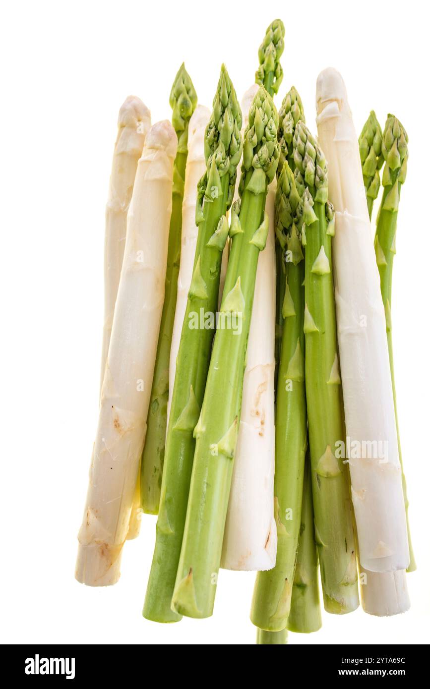 Puntali di asparagi bianchi e verdi freschi isolati su sfondo bianco. Vista dall'alto delle verdure primaverili. Background per nutrienti da alelthy. Foto Stock