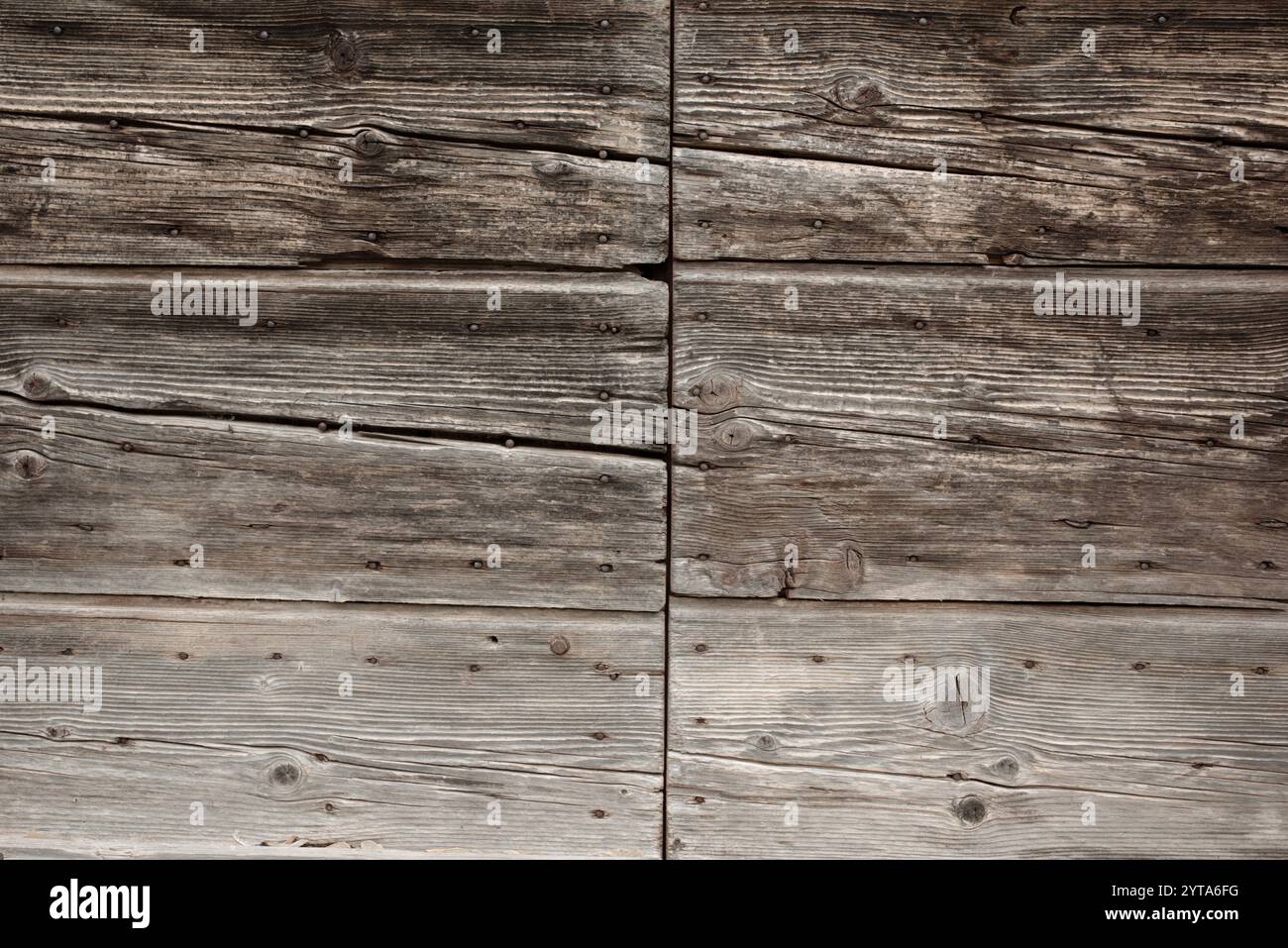 Sfondo in legno color seppia per il posizionamento del prodotto. L'architettura estiva all'aperto nel design boho. Vista dall'alto con spazio per il testo. Foto Stock