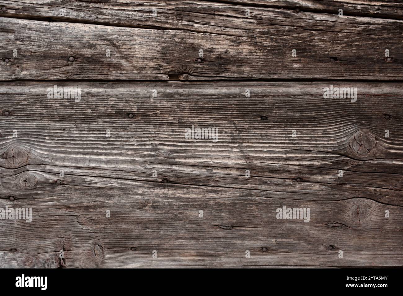 Sfondo in legno marrone scuro con agenti atmosferici per un posizionamento del prodotto nel design boho. Vista dall'alto con spazio per il testo. Foto Stock