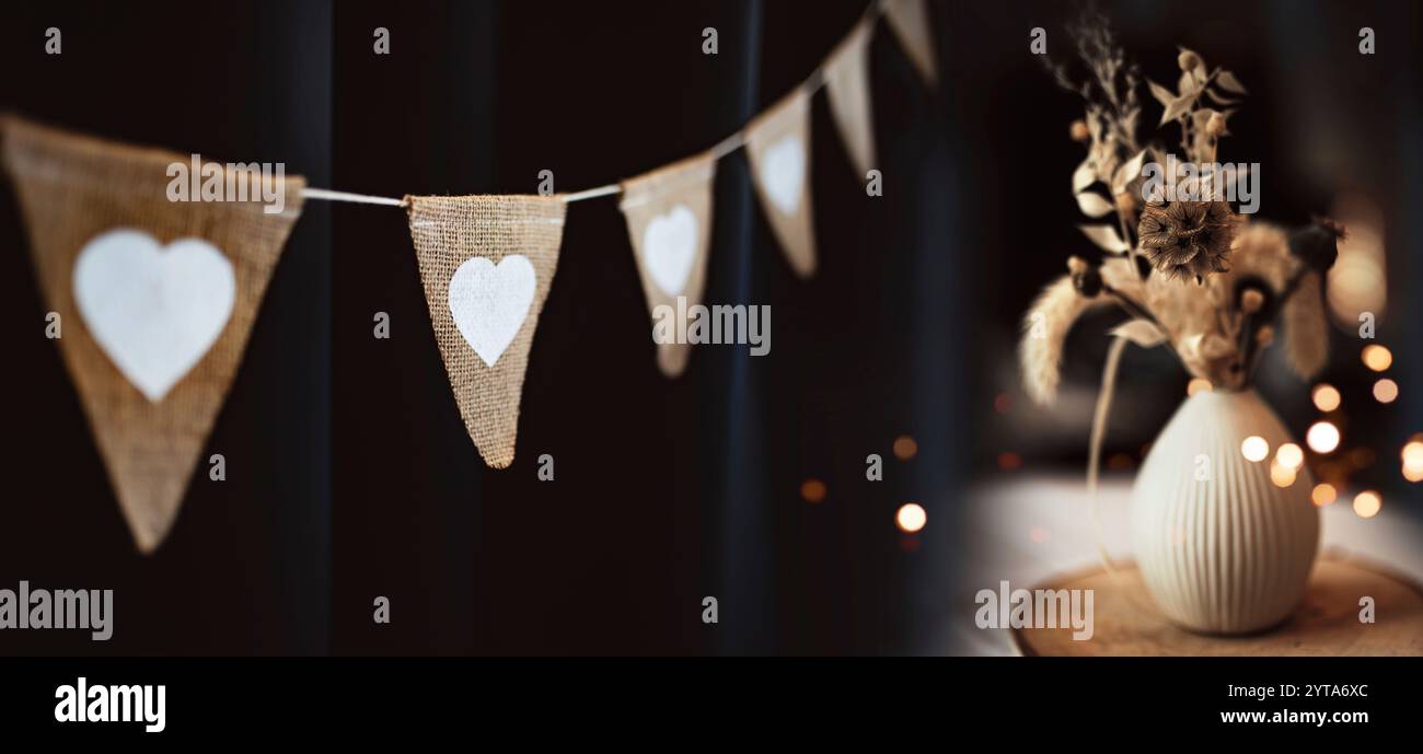 Cordicella per feste all'aperto con decorazioni floreali in stile boho e luci dorate. Lo sfondo della notte estiva per matrimoni e vacanze. Foto Stock