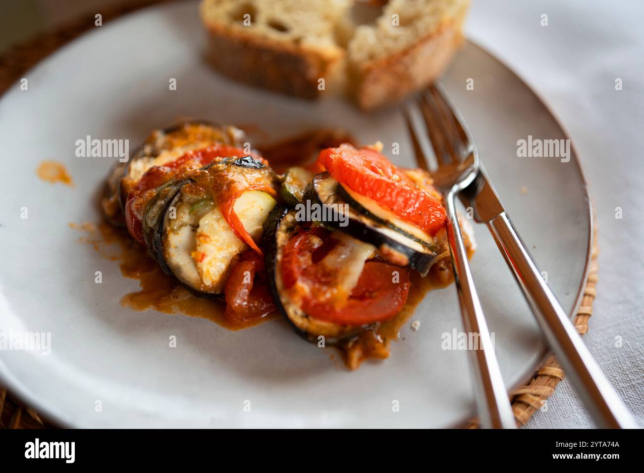 Ratatouille di verdure fresche servite su un piatto con pane ciabatta. Stufato tradizionale francese di verdure provenzali. Sana alimentazione vegetariana. Primo piano con profondità di campo ridotta. Vista dall'alto. Foto Stock