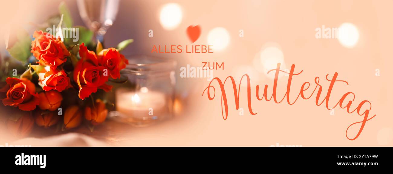 Sfondo STILL Life per i saluti della festa della mamma con rose rosse e tulipani in tonalità albicocca leggera con bokeh lucente. Sfondo orizzontale con champagne e lume di candela. Testo in tedesco. Foto Stock
