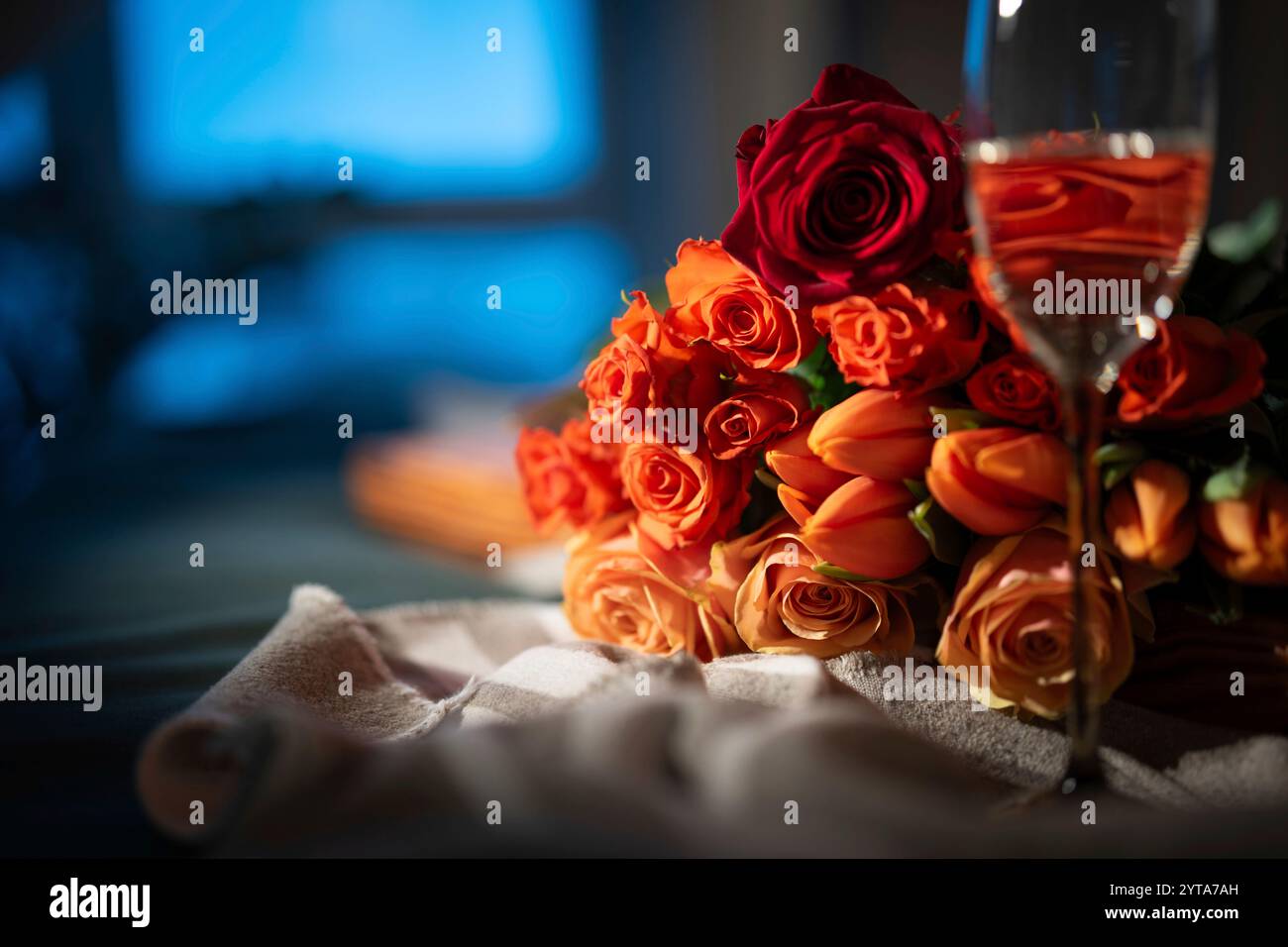 Grande bouquet in rosso con rose e champagne per i sentimenti d'amore. Sfondo romantico per san valentino o per la festa della mamma. Foto Stock