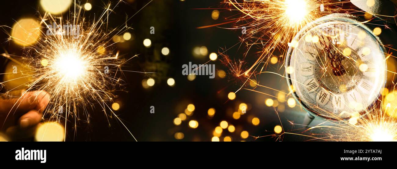 Scintillanti scintillanti con allarme di mezzanotte all'inizio dell'anno nuovo. Sfondo orizzontale per i messaggi di saluto con spazio per il testo. Foto Stock