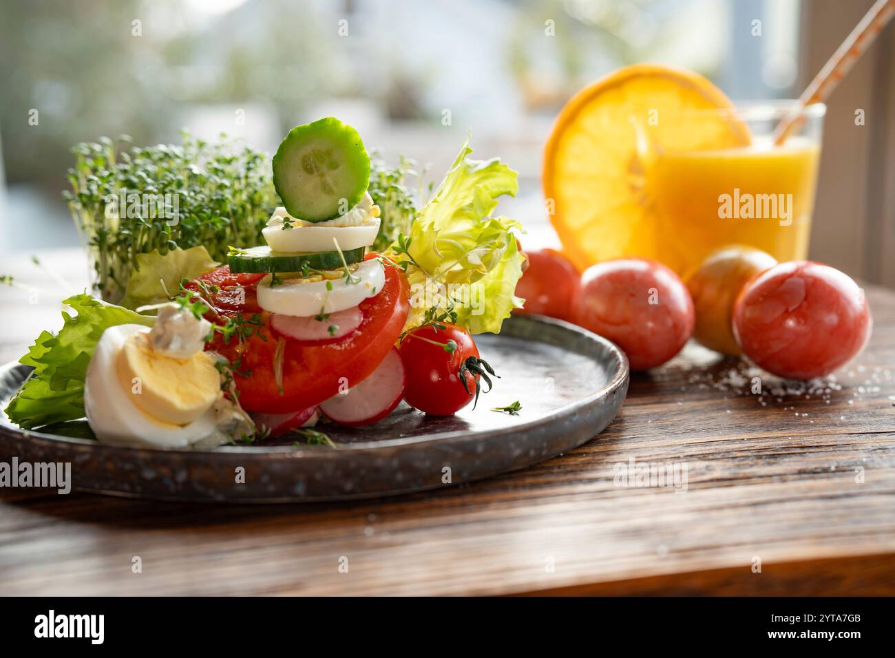 Spuntino sano con ingredienti naturali e succo d'arancia appena spremuto su un tavolo di legno. Primo piano con profondità di campo ridotta. Foto Stock
