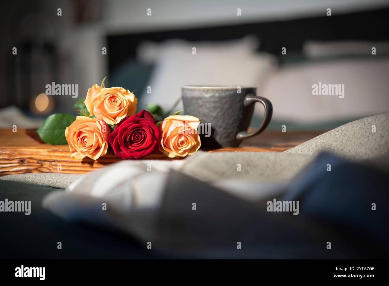 Caffè caldo appena fatto e rose a letto. Sfondo romantico per san valentino o per la festa della mamma. Foto Stock