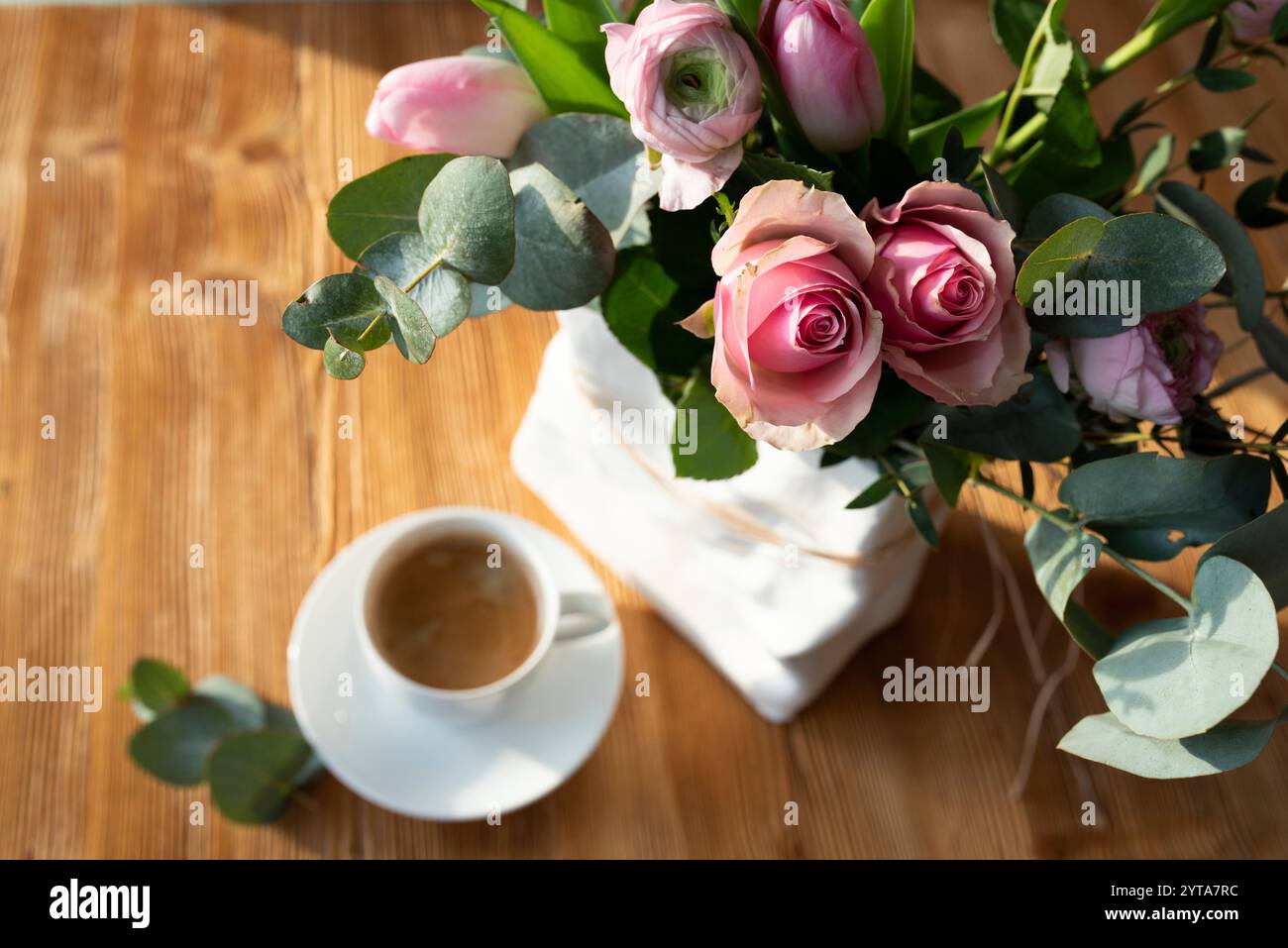 Natura morta con rose rosa e tazza di caffè. Sfondo per i saluti della festa della mamma. Vista dall'alto con profondità ridotta del campo e spazio per il testo. Foto Stock