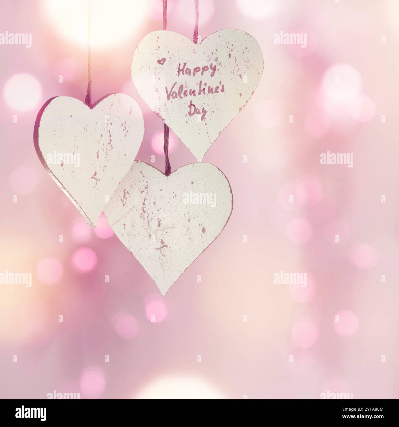 Amate i cuori davanti a uno sfondo rosa con bokeh per San Valentino Foto Stock