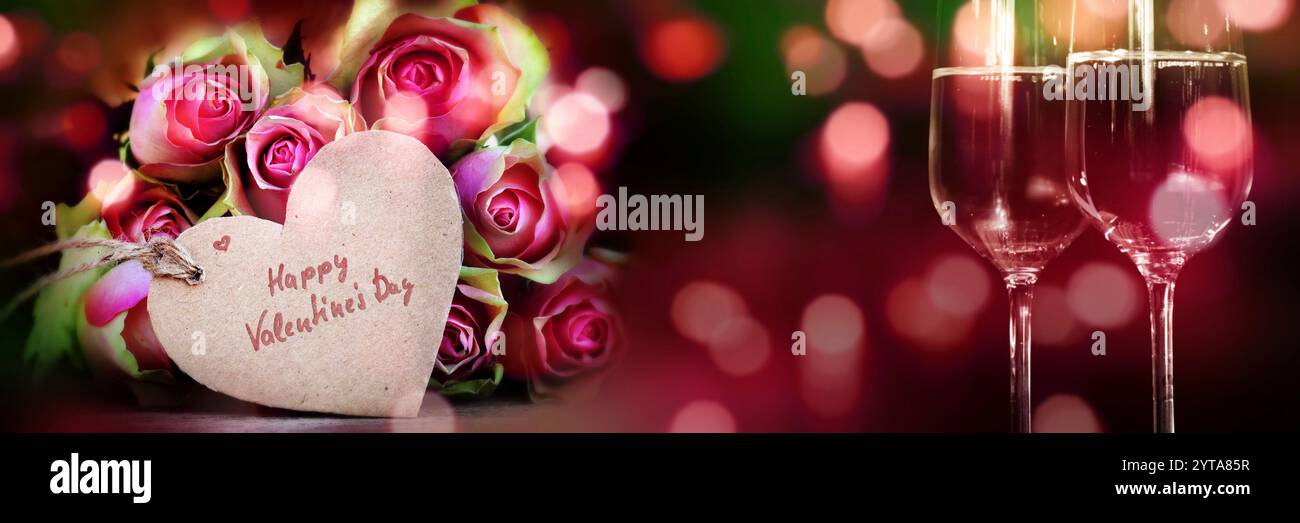 Buona giornata di San Valentino con un bouquet di rose e champagne per un biglietto d'auguri Foto Stock