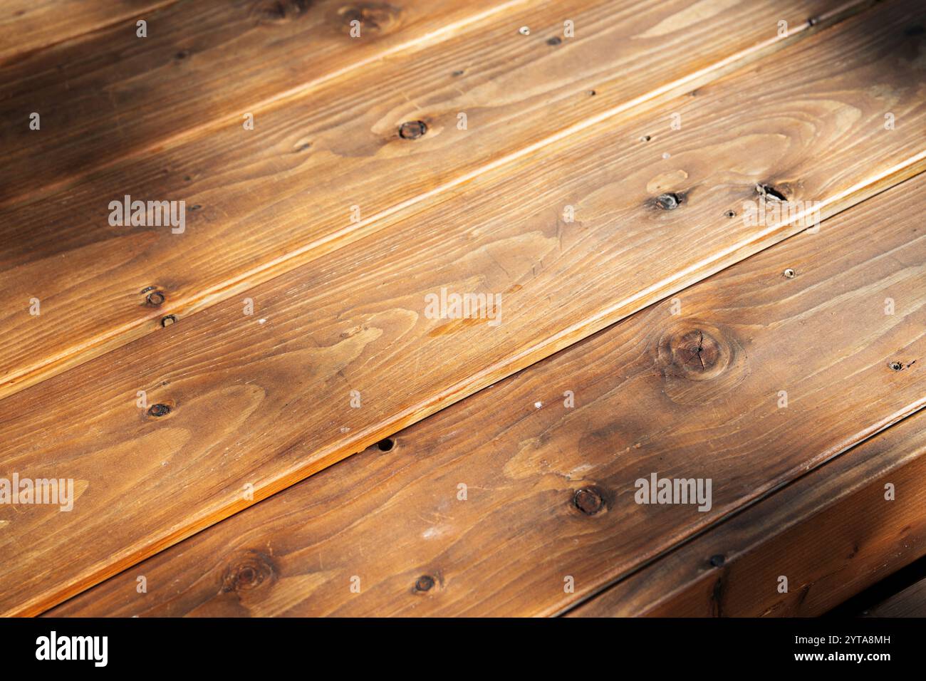 Diagonale rustica rustica marrone chiaro per tavola o texture da tavolo. Sfondo in legno vuoto per le decorazioni e lo spazio per il testo. Foto Stock