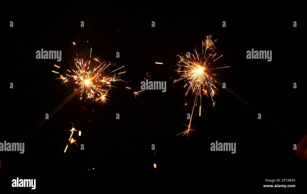Stelle scintillanti che bruciano su sfondo nero. Film adatto a soddisfare festeggiamenti e vacanze. Foto Stock