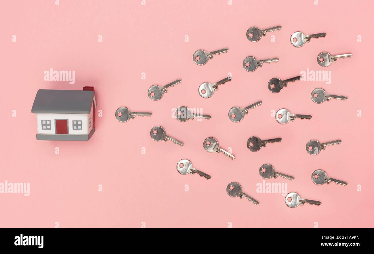 Casa con le chiavi che simboleggiano la metafora dell'uovo e dello sperma dell'acquisto di una casa Foto Stock