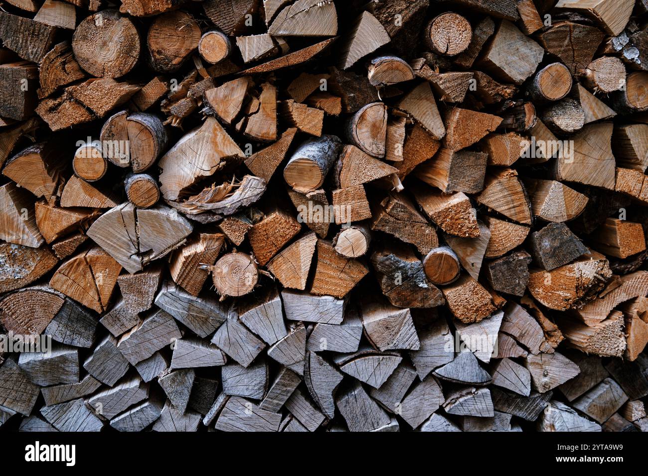 Pila di legna da ardere per l'inverno. Contesto per le energie rinnovabili. Foto Stock