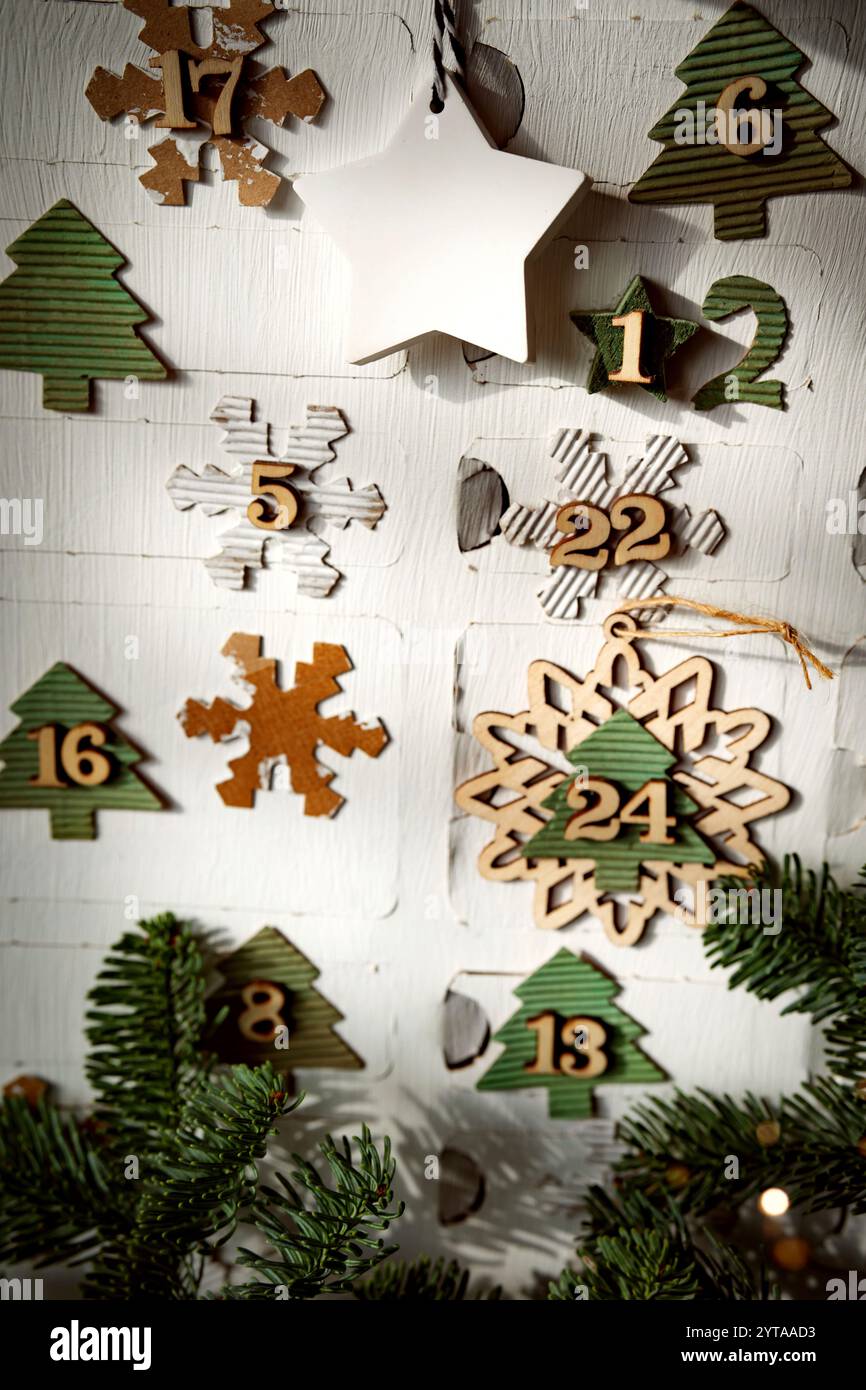 Calendario dell'avvento fatto in casa dal cartone. Confezione piccola ecologica per 24 sorprese regalo, decorata con rami di abete fresco. Primo piano. Foto Stock
