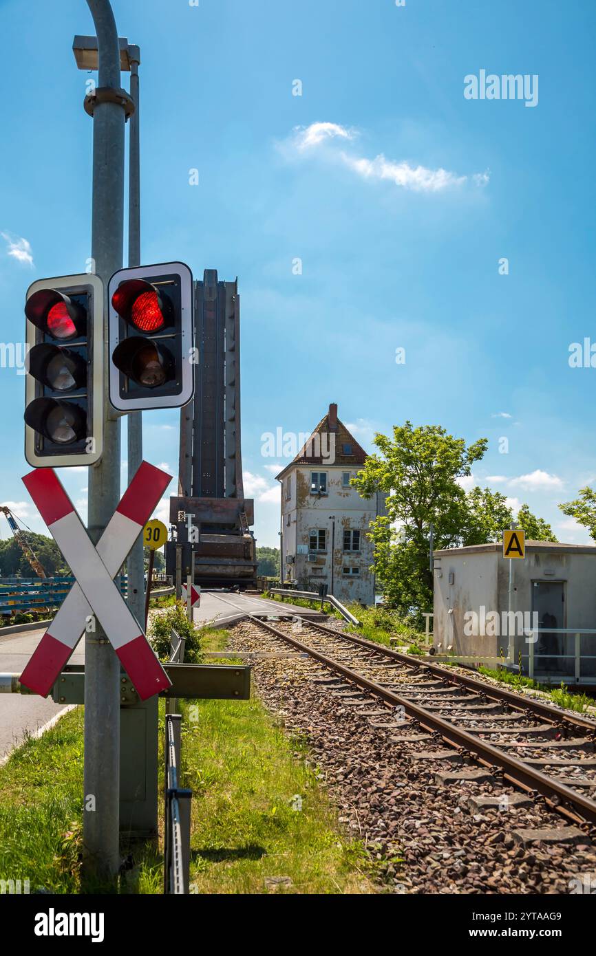 Semaforo rosso con l'incrocio di St. Andrew e i binari ferroviari a uno stop Foto Stock