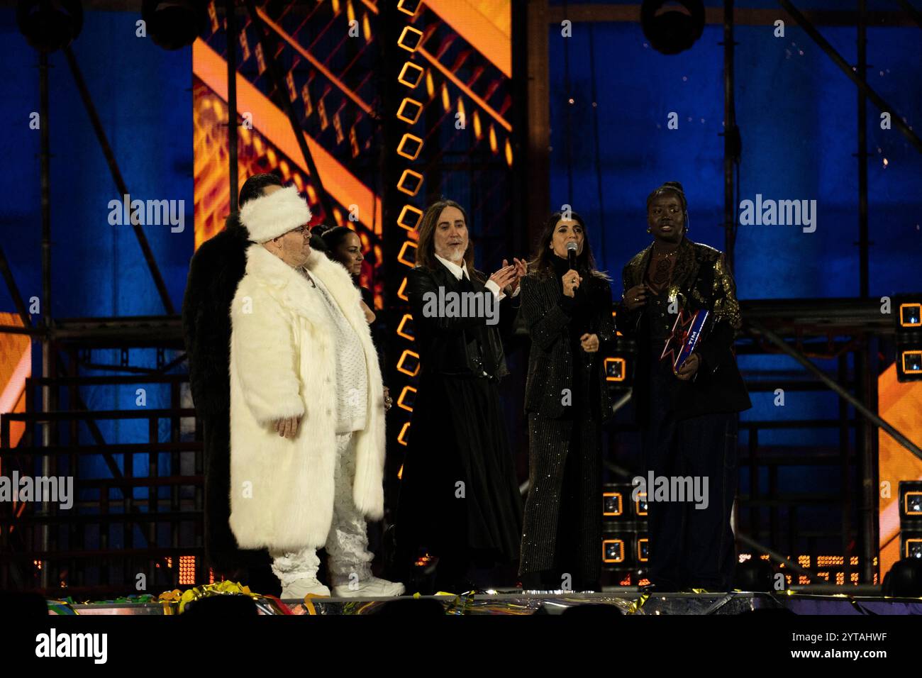 La cantante italiana Mimì Caruso con Manuel Agnelli ha visto durante l'ultima puntata della trasmissione televisiva Sky 'X Factor 2024' in Piazza Plebiscito a Napoli. (Foto di Francesco Cigliano / SOPA Images/Sipa USA) Foto Stock