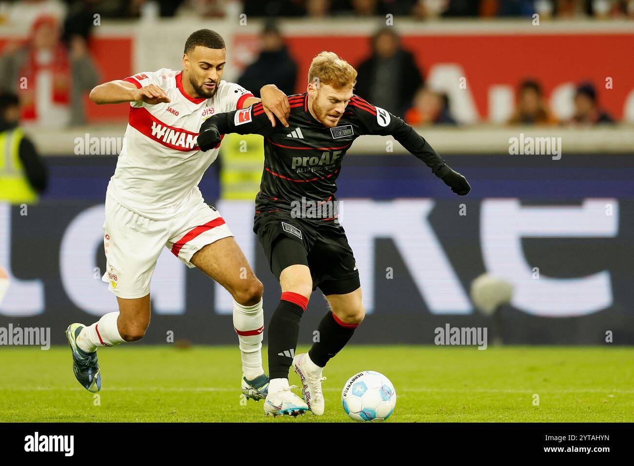 Stoccarda, Ger. 6 dicembre 2024. Bild: V.l. Josha Vagnoman (VFB Stuttgart, 4) und Yorbe Vertessen ( 1.FC Union Berlin, 07), 06.12.2024, Fussball, Bundesliga, VfB Stoccarda - 1. LE NORMATIVE FC UNION BERLIN, GER, STUTTGART, MHPARENA, DFL VIETANO QUALSIASI USO DI FOTOGRAFIE COME SEQUENZE DI IMMAGINI E/O QUASI-VIDEO. Credito: HMB Media/Alamy Live News Foto Stock