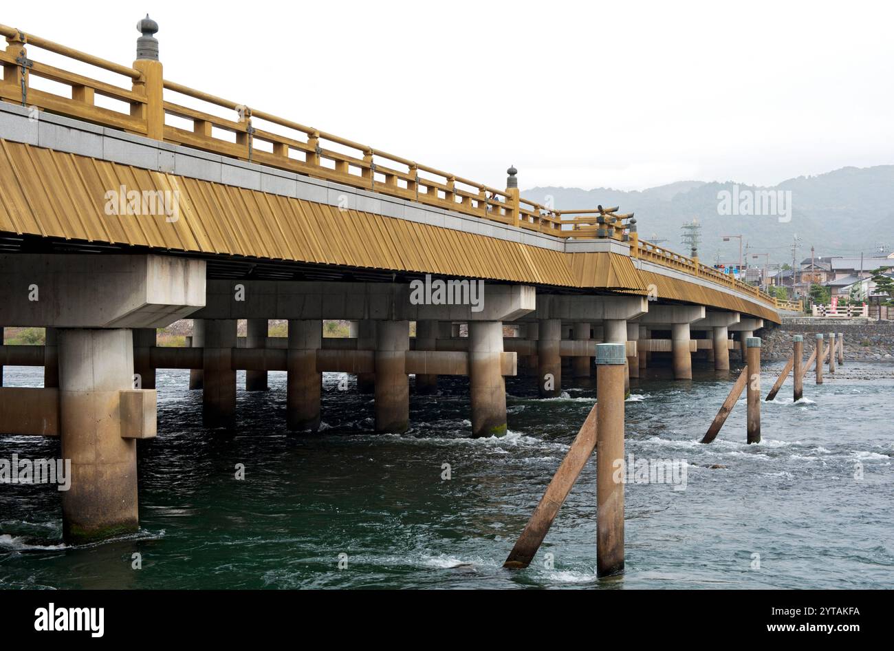 Il famoso ponte Ujibashi, uno dei tre ponti più antichi del Giappone, attraversa il fiume Uji nella città di Uji, Kyoto, Giappone. Foto Stock